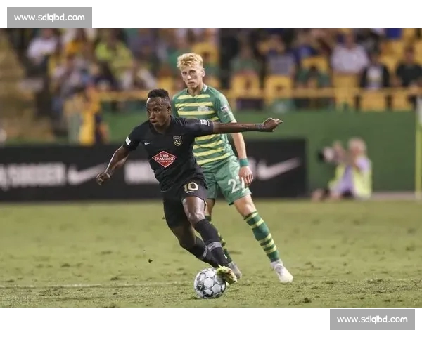 高清足球赛事直播APP下载指南畅享全球赛场精彩即时比分数据分析权威解说 - 副本 - 副本 - 副本 (4) - 副本